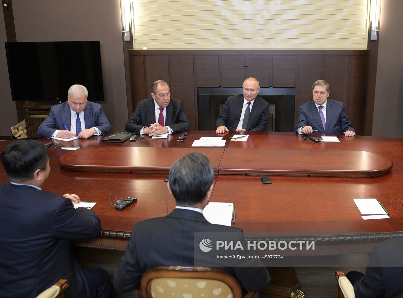 Президент РФ В. Путин провел встречу с главой МИД Китая Ван И