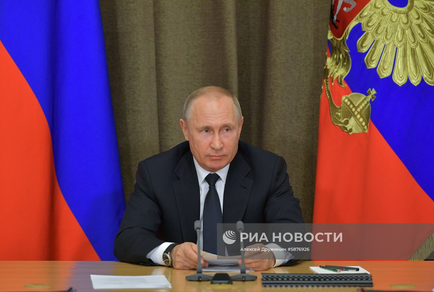 Президент РФ В. Путин провел совещание в рамках серии консультаций с руководством Минобороны РФ и ОПК