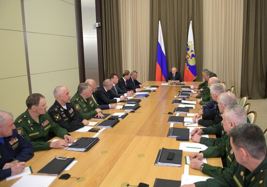 Президент РФ В. Путин провел совещание в рамках серии консультаций с руководством Минобороны РФ и ОПК