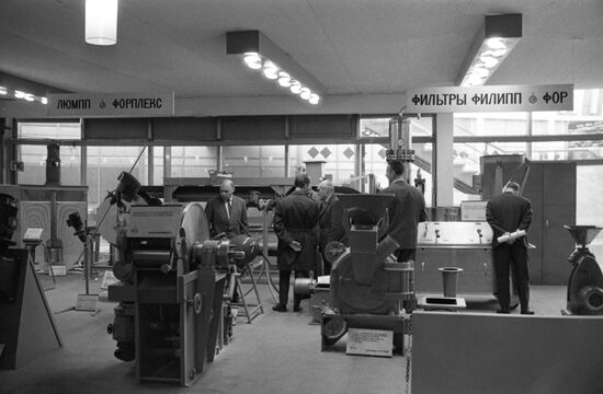 Выставка "Химия -1965"