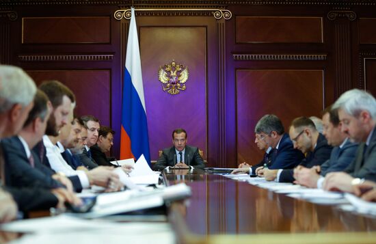  Премьер-министр РФ Д. Медведев провел совещание по вопросу исполнения поручений президента РФ и правительства РФ