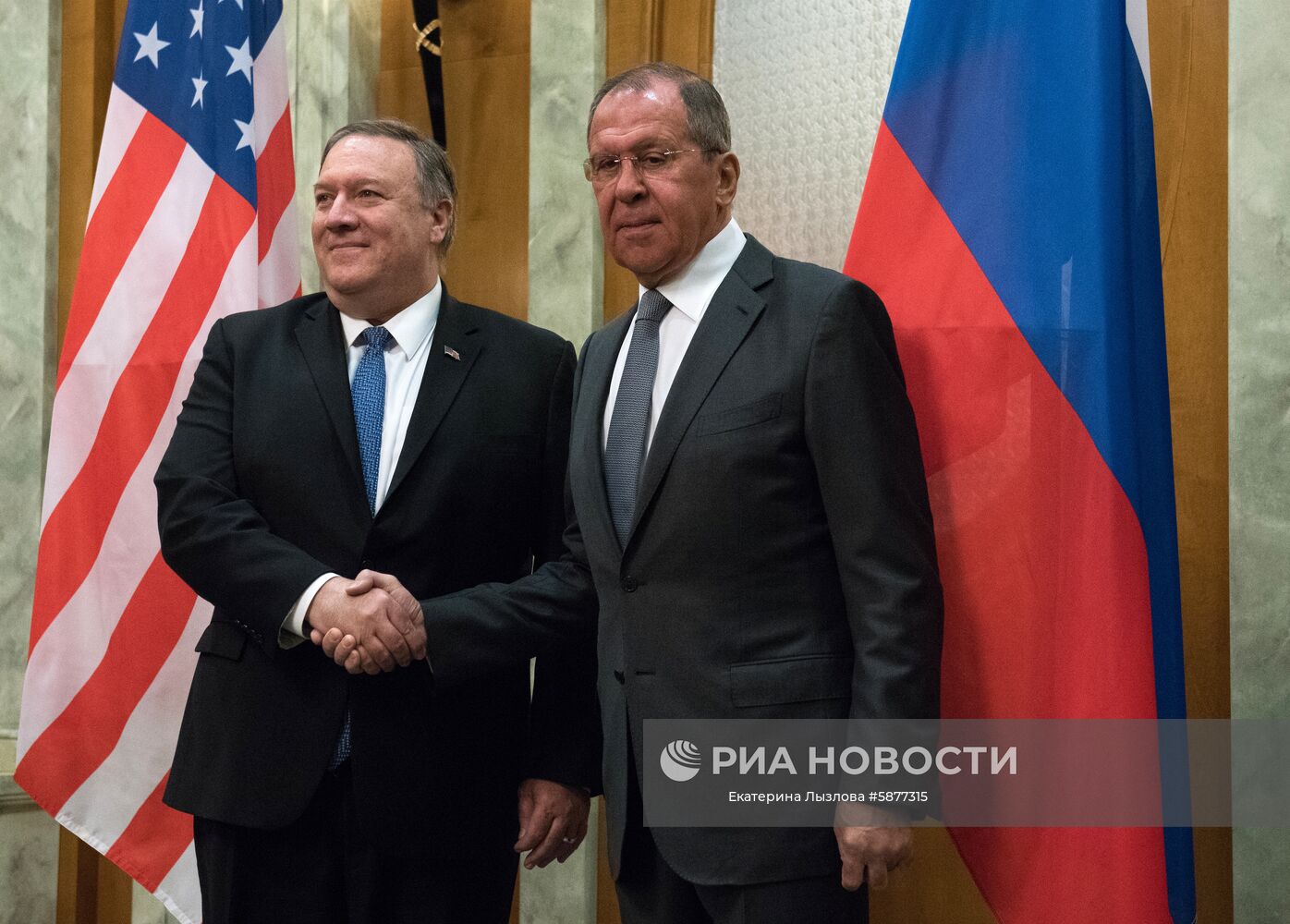 Министр иностранных дел РФ Сергей Лавров (справа) и госсекретарь США Майк Помпео во время встречи в Сочи. Место: Россия, Краснодарский край, Сочи. Автор: Екатерина Лызлова/РИА Новости. Встреча главы МИД РФ С. Лаврова с госсекретарем США М. Помпео