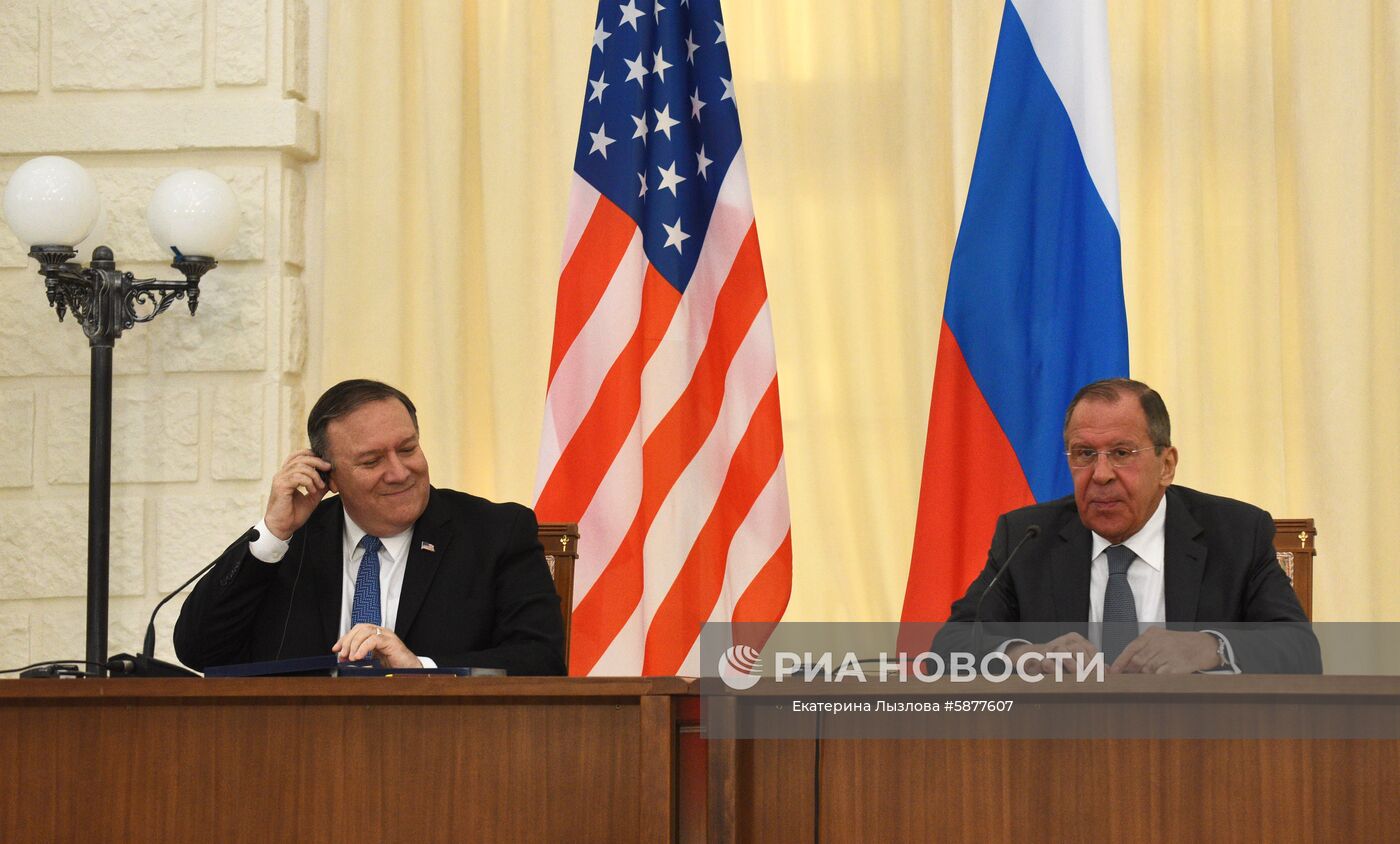 Министр иностранных дел РФ Сергей Лавров (справа) и госсекретарь США Майк Помпео во время совместной пресс-конференции по итогам переговоров в Сочи. Место: Россия, Краснодарский край, Сочи. Автор: Екатерина Лызлова/РИА Новости. Встреча главы МИД РФ С. Лаврова с госсекретарем США М. Помпео