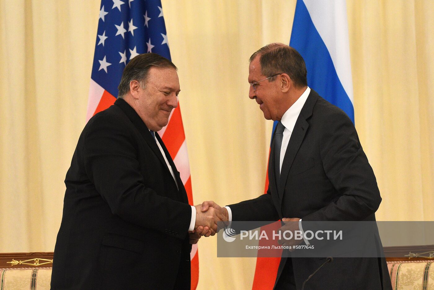 Министр иностранных дел РФ Сергей Лавров (справа) и госсекретарь США Майк Помпео после совместной пресс-конференции по итогам переговоров в Сочи. Место: Россия, Краснодарский край, Сочи. Автор: Екатерина Лызлова/РИА Новости. Встреча главы МИД РФ С. Лаврова с госсекретарем США М. Помпео
