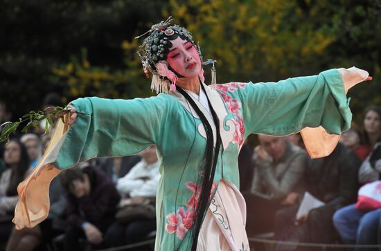 Спектакль "Пионовая беседка" в рамках Чеховского фестиваля