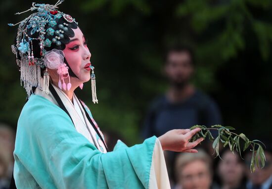 Спектакль "Пионовая беседка" в рамках Чеховского фестиваля