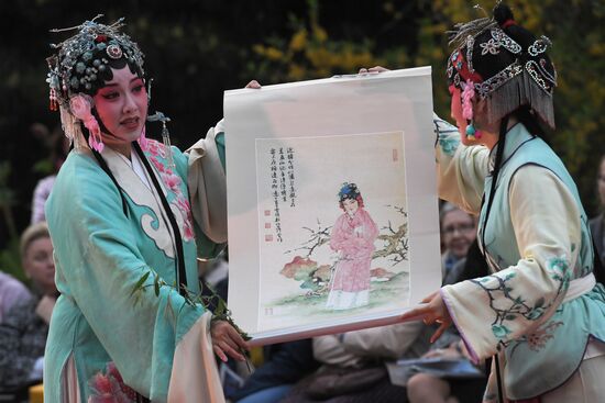 Спектакль "Пионовая беседка" в рамках Чеховского фестиваля