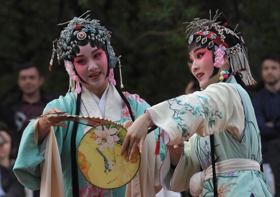 Спектакль "Пионовая беседка" в рамках Чеховского фестиваля