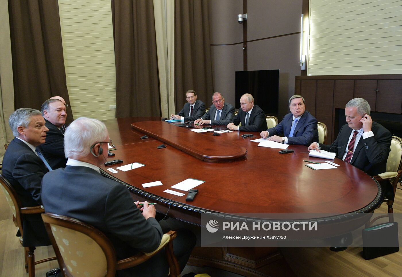 Президент РФ В. Путин встретился в Сочи с госсекретарем США М. Помпео и главой МИД РФ С. Лавровым
