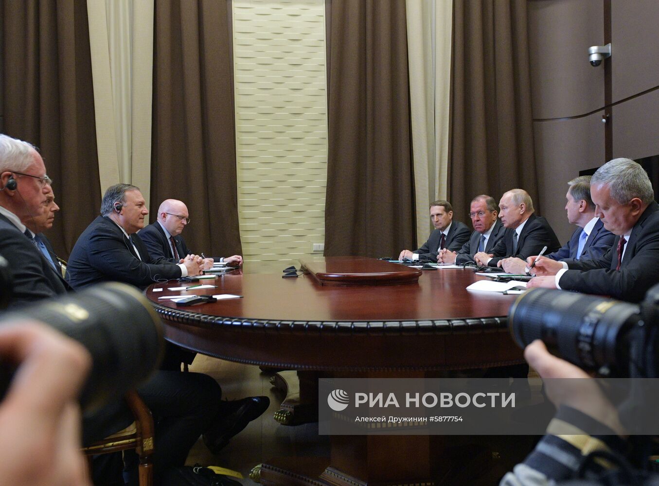 Президент РФ В. Путин встретился в Сочи с госсекретарем США М. Помпео и главой МИД РФ С. Лавровым