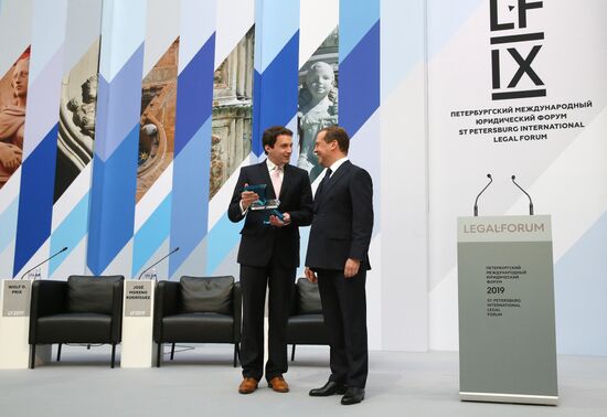 Рабочая поездка премьер-министра РФ Д. Медведева в Санкт-Петербург