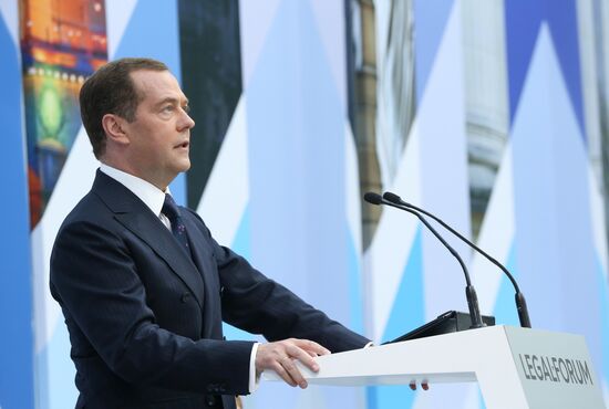 Рабочая поездка премьер-министра РФ Д. Медведева в Санкт-Петербург