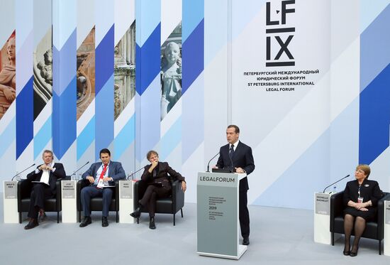 Рабочая поездка премьер-министра РФ Д. Медведева в Санкт-Петербург