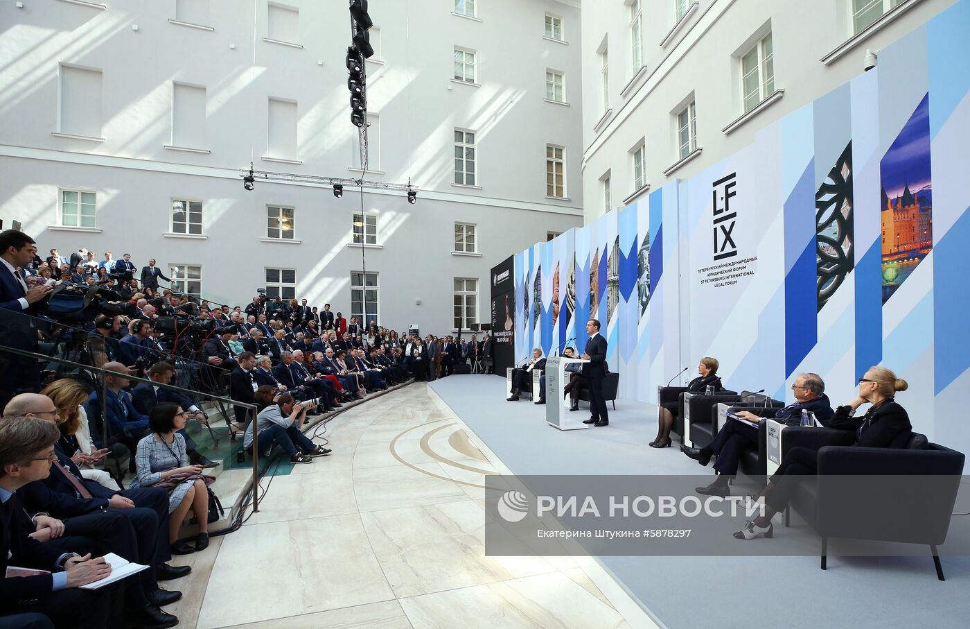 Рабочая поездка премьер-министра РФ Д. Медведева в Санкт-Петербург