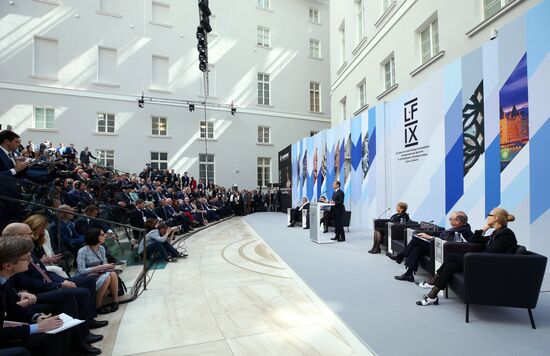 Рабочая поездка премьер-министра РФ Д. Медведева в Санкт-Петербург