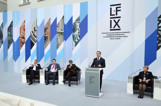 Рабочая поездка премьер-министра РФ Д. Медведева в Санкт-Петербург