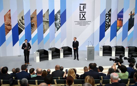 Рабочая поездка премьер-министра РФ Д. Медведева в Санкт-Петербург