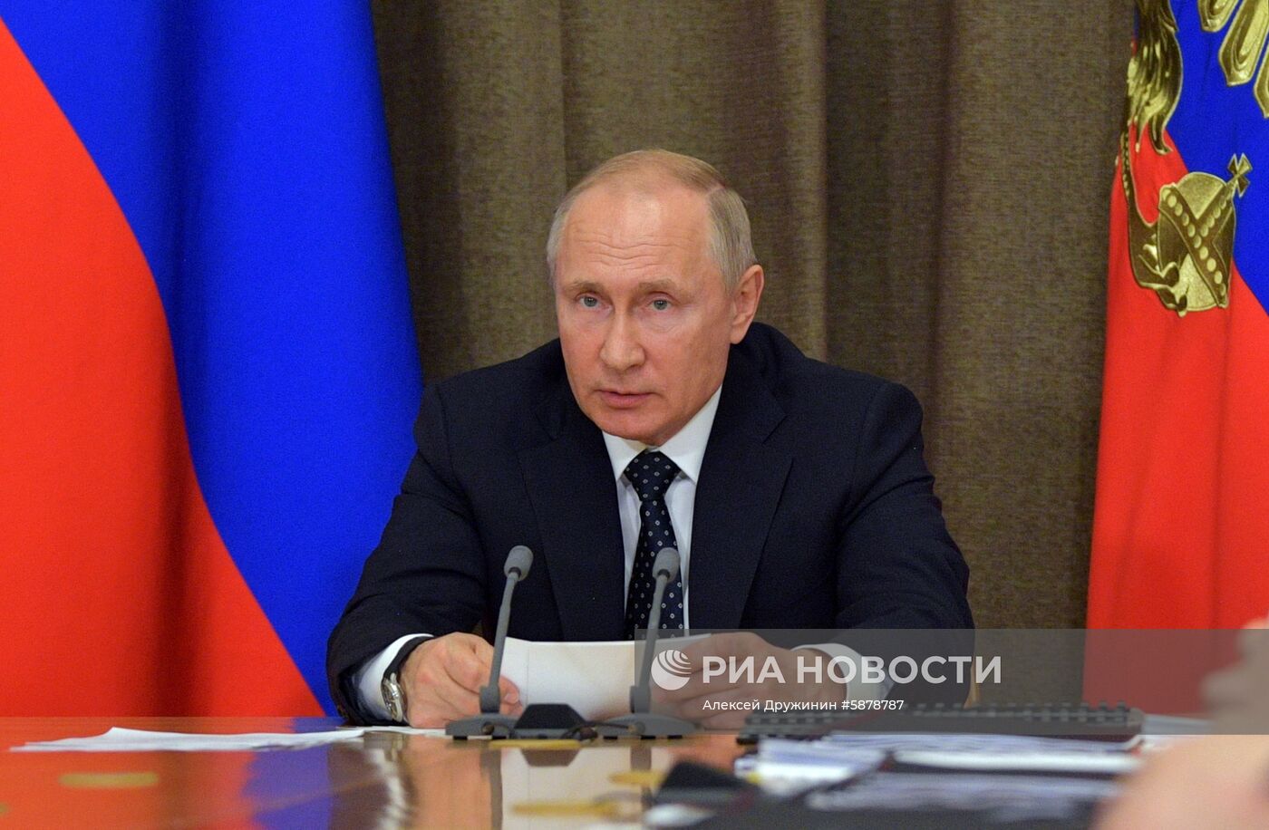 Президент РФ В. Путин провел совещание по вопросам военной авиации