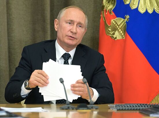 Президент РФ В. Путин провел совещание по вопросам военной авиации