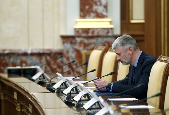 Премьер-министр РФ Д. Медведев провел заседание правительства РФ