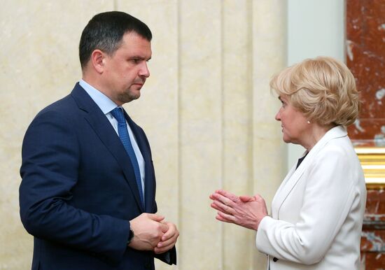 Премьер-министр РФ Д. Медведев провел заседание правительства РФ