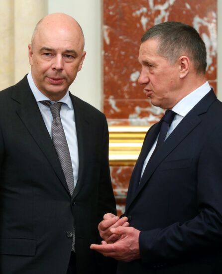 Премьер-министр РФ Д. Медведев провел заседание правительства РФ