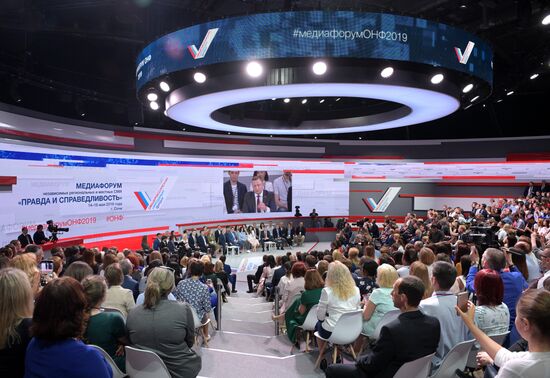 Президент РФ В. Путин посетил медиафорум ОНФ "Правда и справедливость"