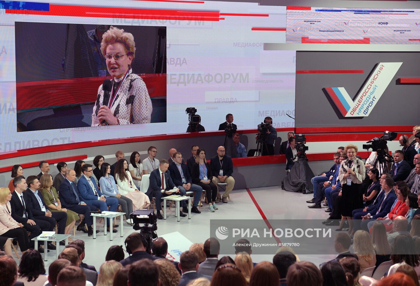 Президент РФ В. Путин посетил медиафорум ОНФ "Правда и справедливость"