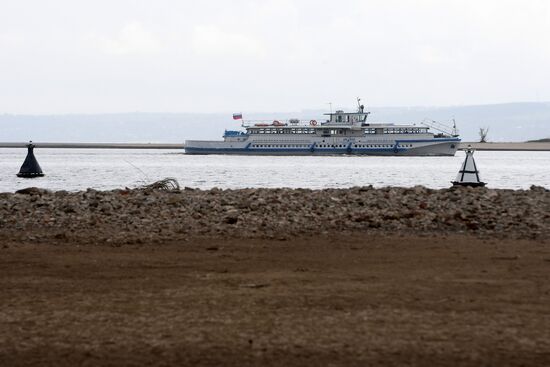 Понижение уровня воды в Волге