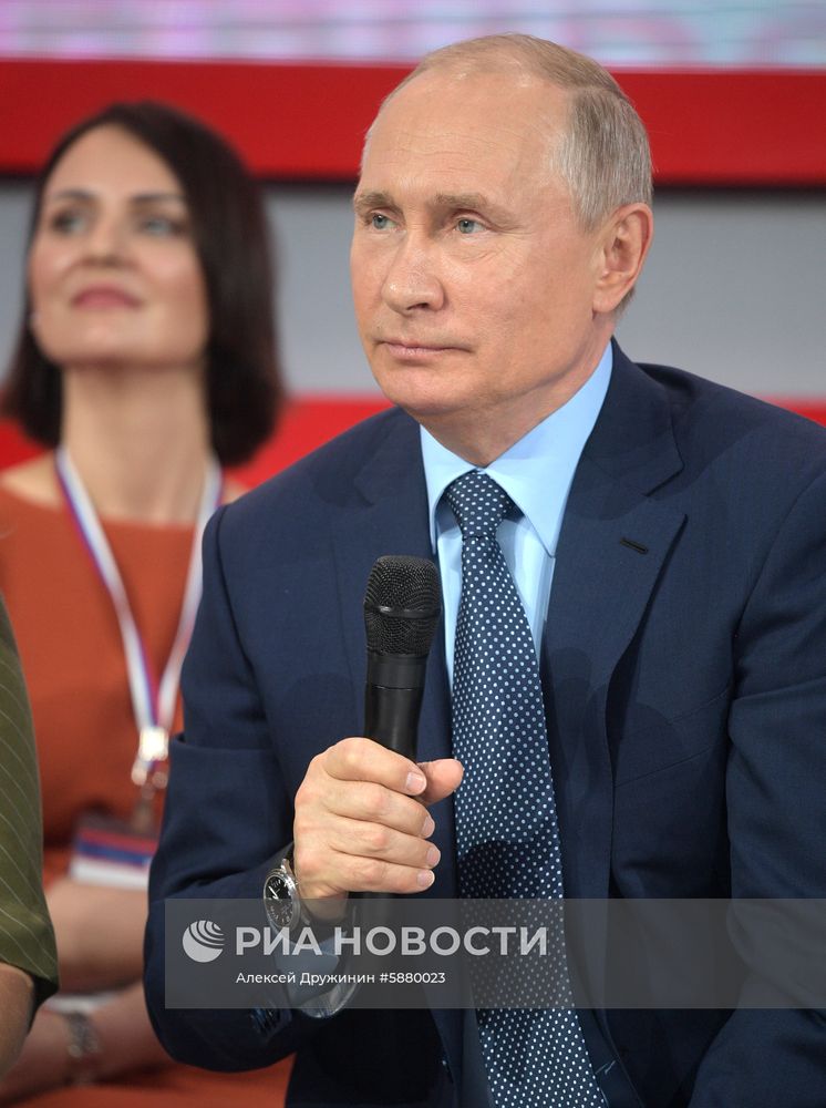 Президент РФ В. Путин посетил медиафорум ОНФ "Правда и справедливость"