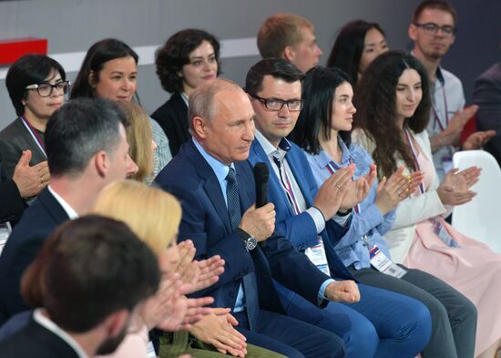 Президент РФ В. Путин посетил медиафорум ОНФ "Правда и справедливость"