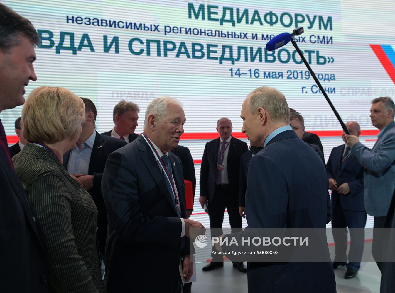 Президент РФ В. Путин посетил медиафорум ОНФ "Правда и справедливость"