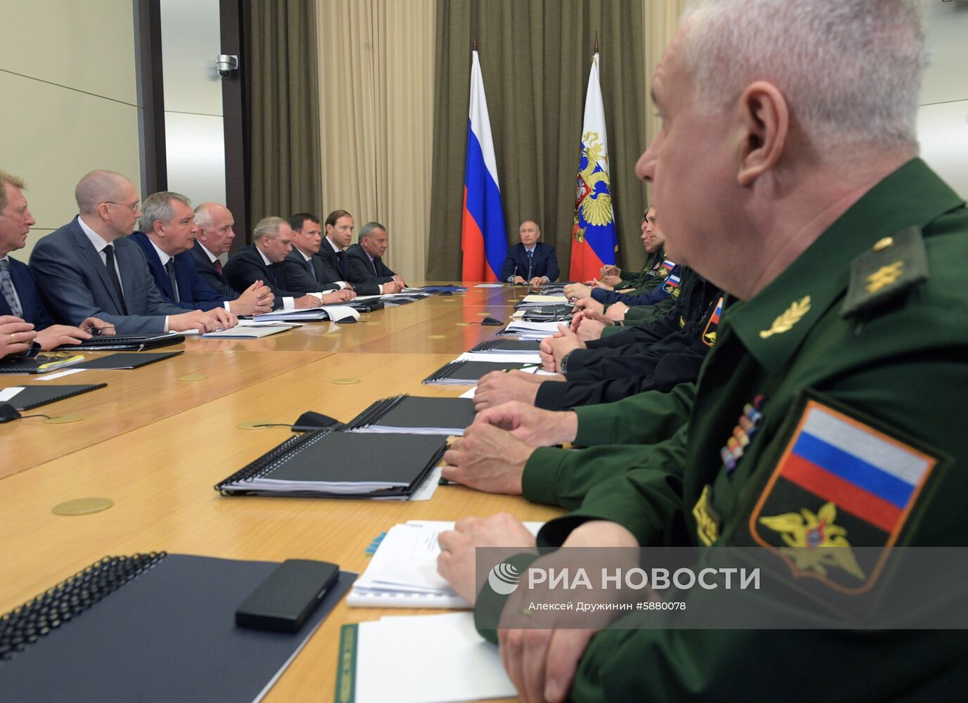 Президент РФ В. Путин провел совещание с руководством Минобороны РФ