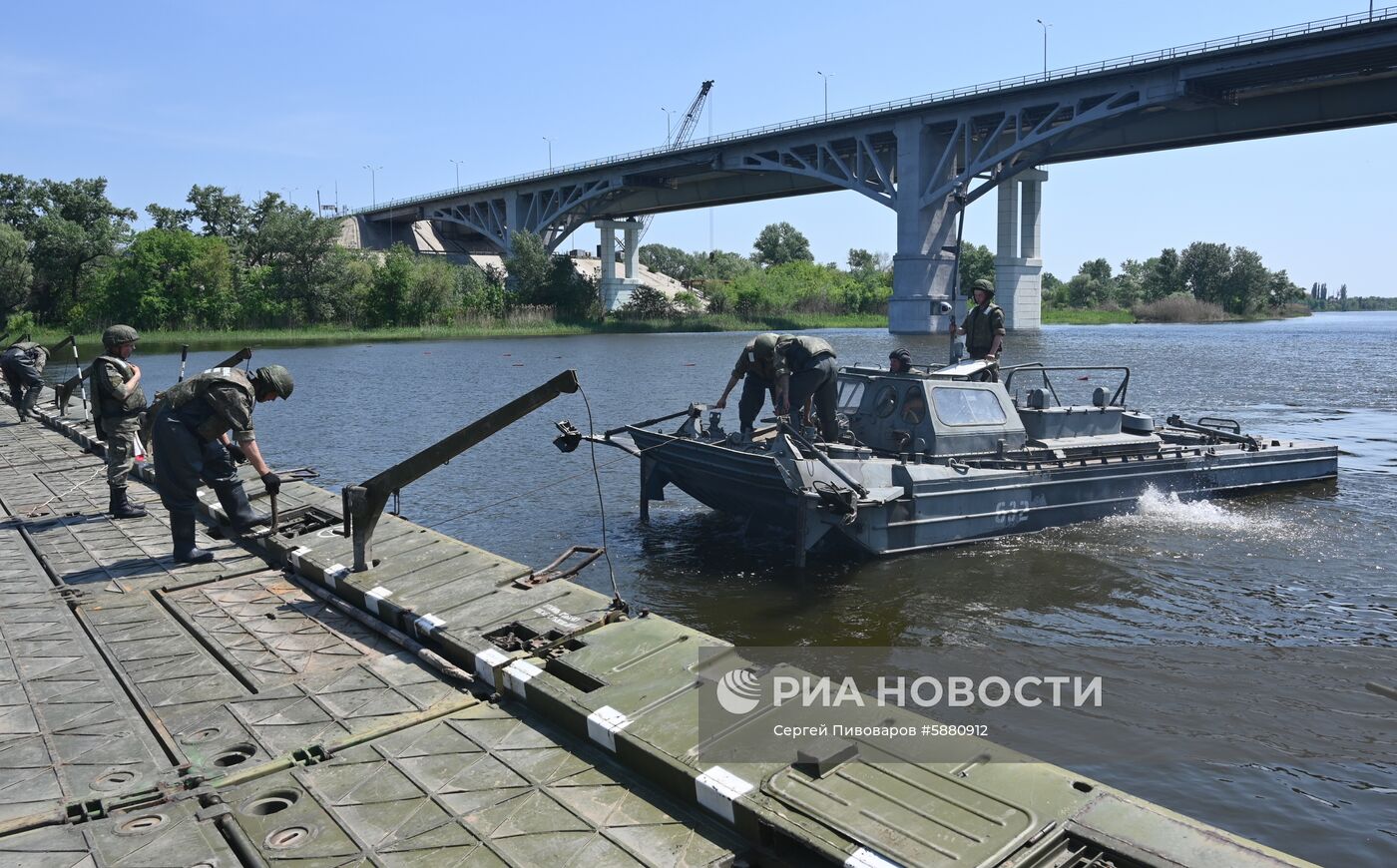 Возведение понтонной переправы через реку Северский Донец 