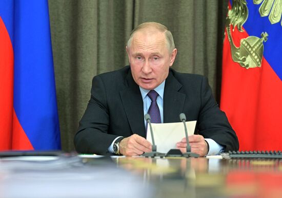 Президент РФ В. Путин провел совещание в рамках серии консультаций с руководством Минобороны РФ и ОПК