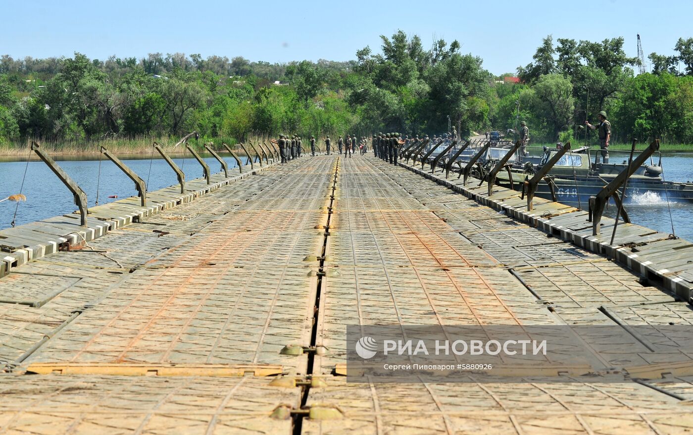 Возведение понтонной переправы через реку Северский Донец 