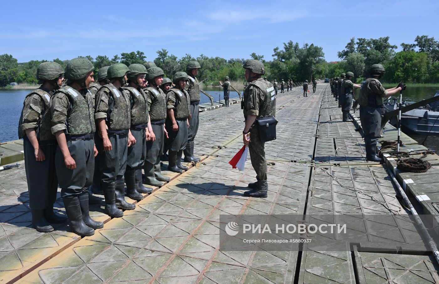 Возведение понтонной переправы через реку Северский Донец 