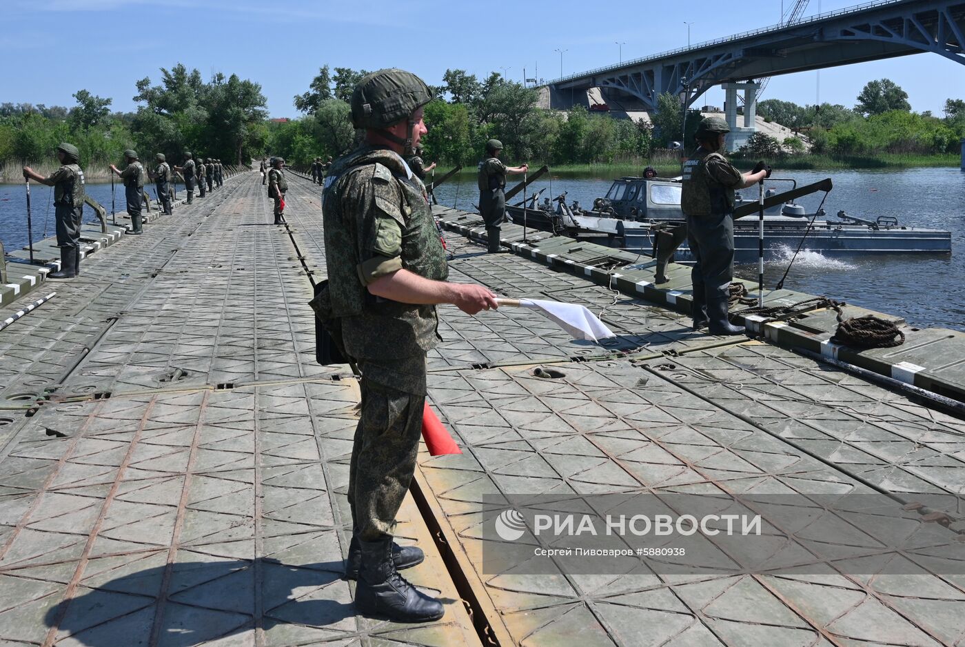 Возведение понтонной переправы через реку Северский Донец