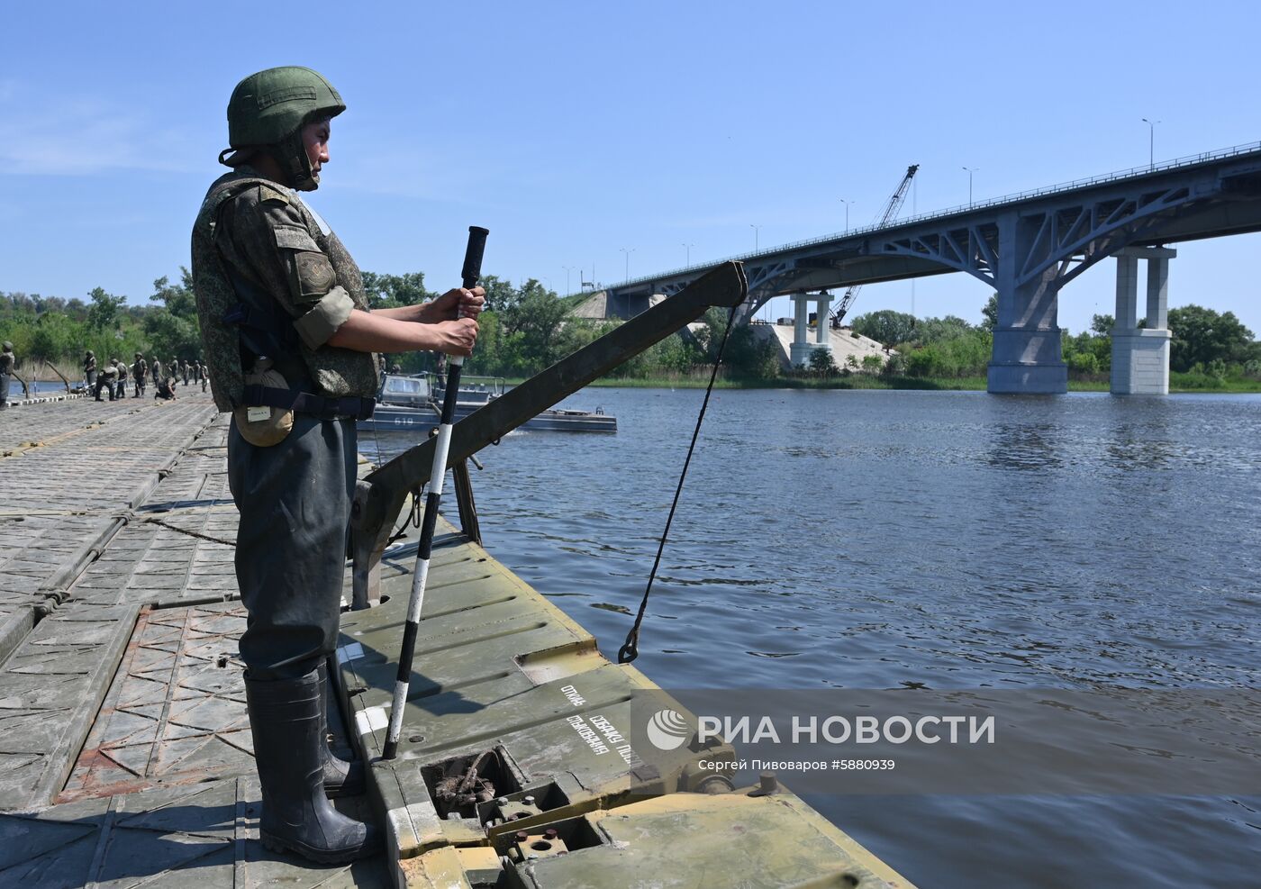 Возведение понтонной переправы через реку Северский Донец 