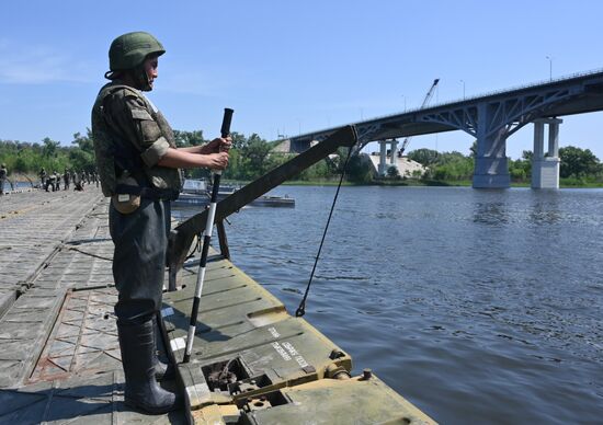 Возведение понтонной переправы через реку Северский Донец 
