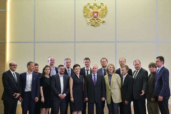 Президент РФ В. Путин встретился с учеными в Сочи
