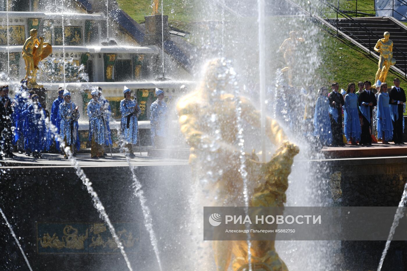 Весенний праздник фонтанов в Петергофе