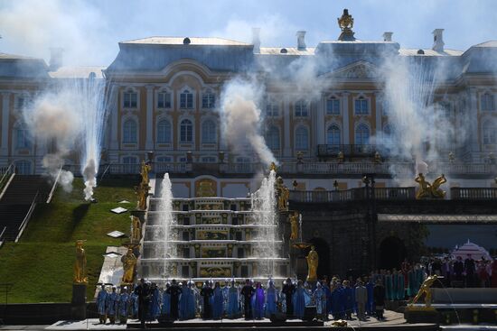 Весенний праздник фонтанов в Петергофе