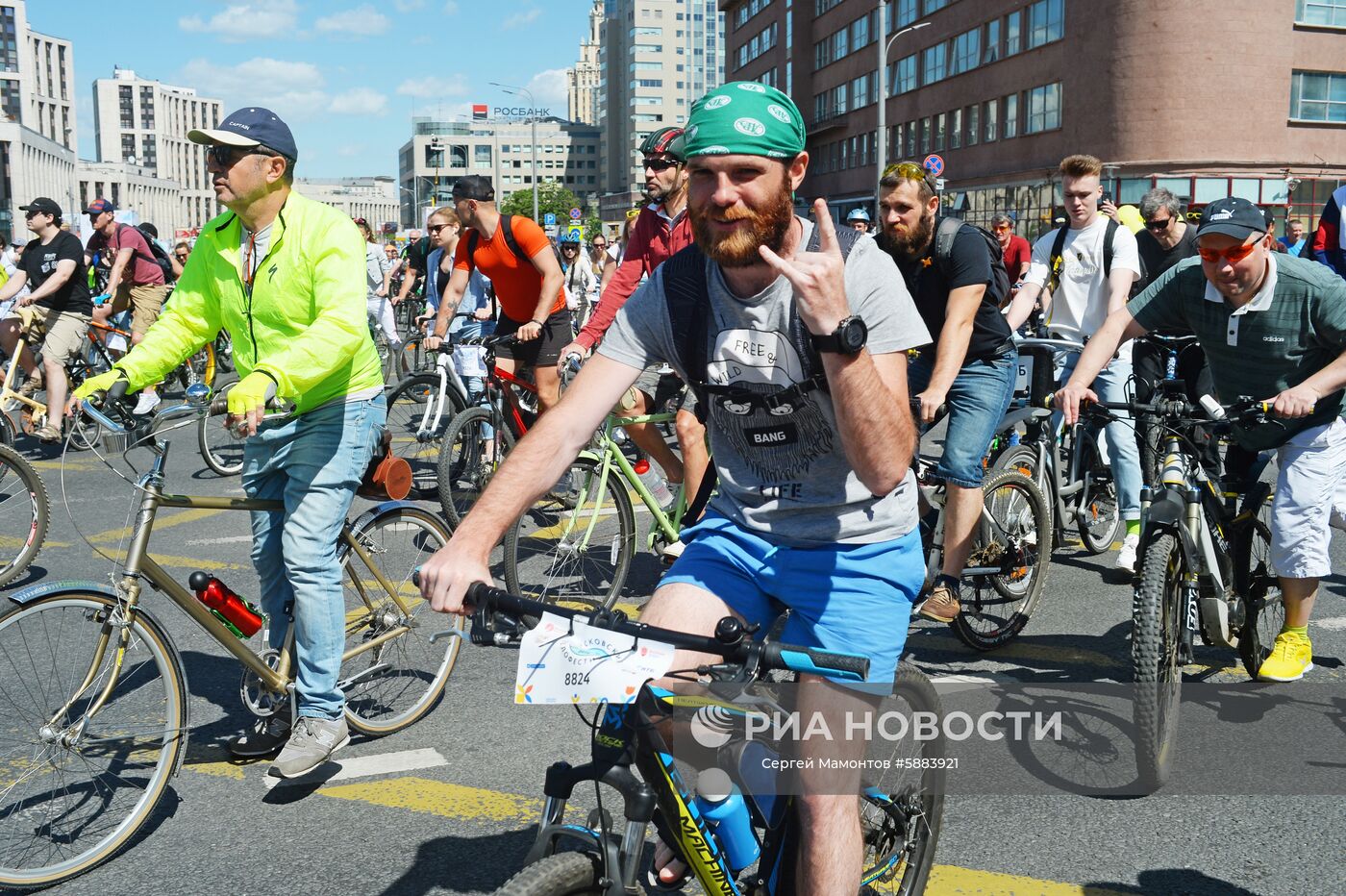 Ответы талисман московского велофестиваля. Весенний велофестиваль 2022. Московский весенний велофестиваль. Велофестиваль старт. Креативный наряд на велофестиваль.