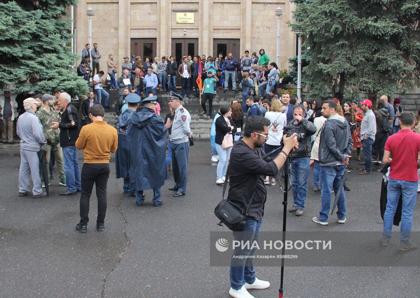 Сторонники Н. Пашиняна заблокировали суды в Ереване