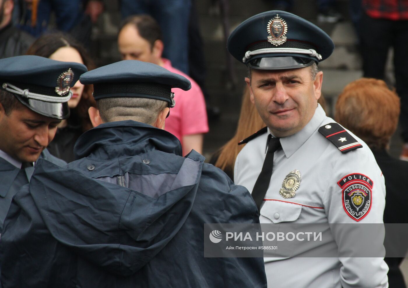 Сторонники Н. Пашиняна заблокировали суды в Ереване