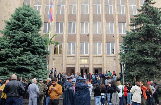 Сторонники Н. Пашиняна заблокировали суды в Ереване