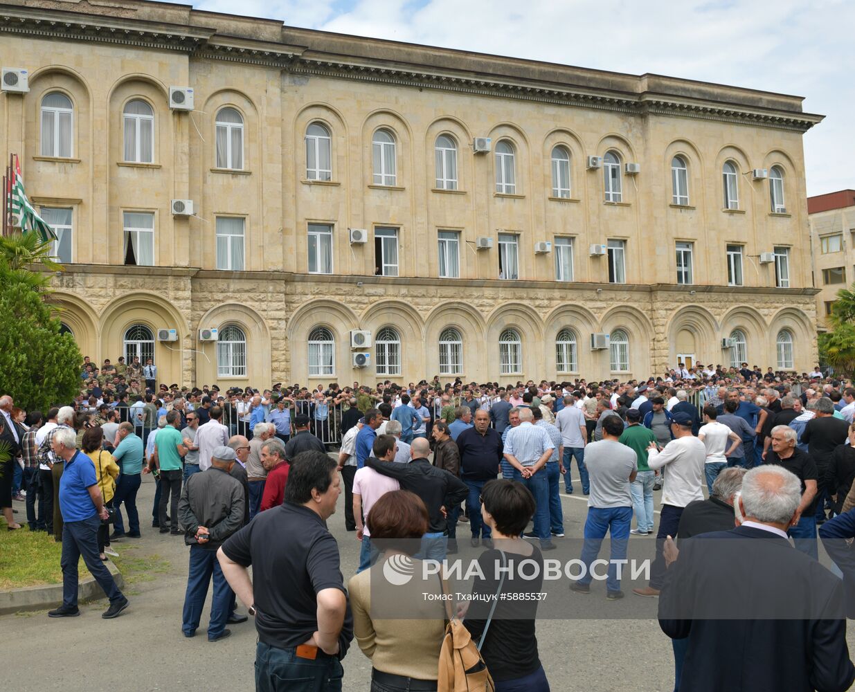 Митинг в Сухуме с требованием переноса даты президентских выборов