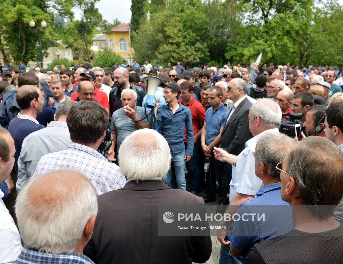 Митинг в Сухуме с требованием переноса даты президентских выборов