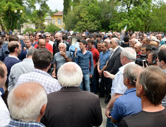 Митинг в Сухуме с требованием переноса даты президентских выборов